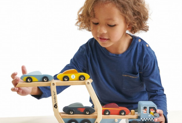 Молодой водитель-перевозчик